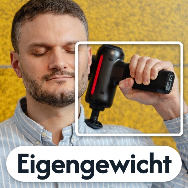 Massagepistole liegt nur mit ihrem Eigengewicht auf der Schulter auf, ohne Druck